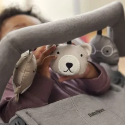 BabyBjörn Speelboog voor Wipstoeltje - Knuffelvriendjes - Neutrale Kleuren Sale