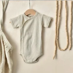 De Lodger Ciumbelle Overslagromper Cloud Dancer Mt. 62 is een praktisch rompertje voor pasgeboren baby's door de handige overslag. ✓Laagste Prijsgarantie Sale