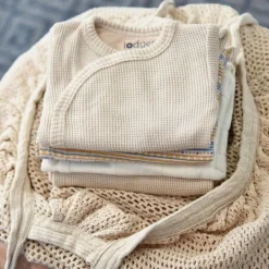 De Lodger Ciumbelle Overslagromper Cloud Dancer Mt. 62 is een praktisch rompertje voor pasgeboren baby's door de handige overslag. ✓Laagste Prijsgarantie Sale