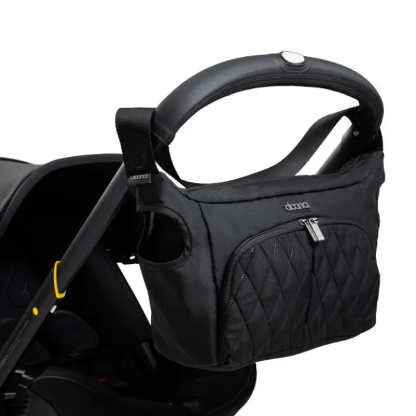 Doona Deze Essential Luiertas Nitro Black is een praktische tas waar je goed mee voor de dag kunt komen. ✓Laagste Prijsgarantie New