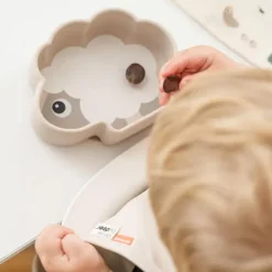 Done by Deer Sheepy Stick&Stay Bordje - Silicone - Sand Sale