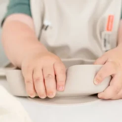 Done by Deer Sheepy Stick&Stay Bordje - Silicone - Sand Sale