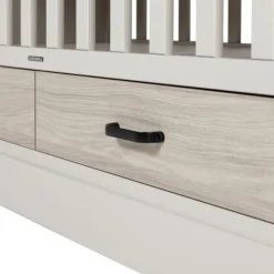 Kidsmill Newport Babykamer Incl. Zwarte Grepen - Oatmeal / Eiken | Ledikant 60 x 120 cm + Commode Outlet