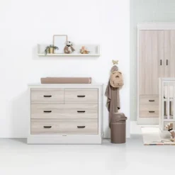 Kidsmill Newport Babykamer Incl. Zwarte Grepen - Oatmeal / Eiken | Ledikant 60 x 120 cm + Commode Outlet