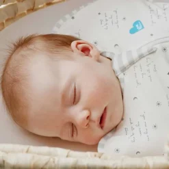 Love to Dream Inbakerslaapzak - Swaddle Up™ - 0-3 Maanden - Wit met Tekst Best