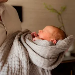 Mies & Co Mousseline Wiegdeken Soft Dark Brown 75 x 100 cm