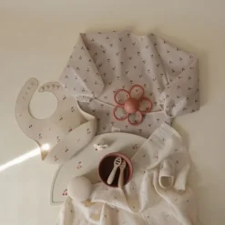 Mushie Slab Met Mouwen - Cherries New