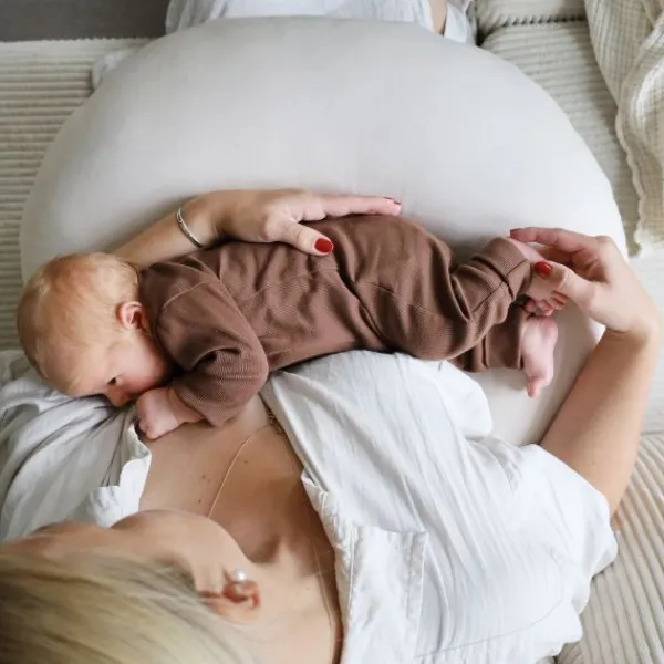 Pine Cone Nora Voedingskussen - Natura Clearance