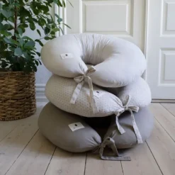 Pine Cone Nora Voedingskussen - Natura Clearance