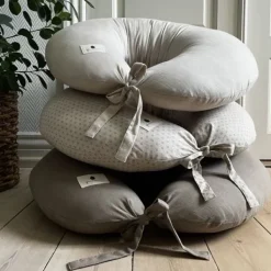 Pine Cone Nora Voedingskussen - Natura Clearance