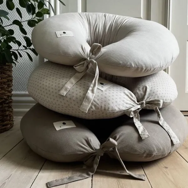 Pine Cone Nora Voedingskussen - Natura Clearance