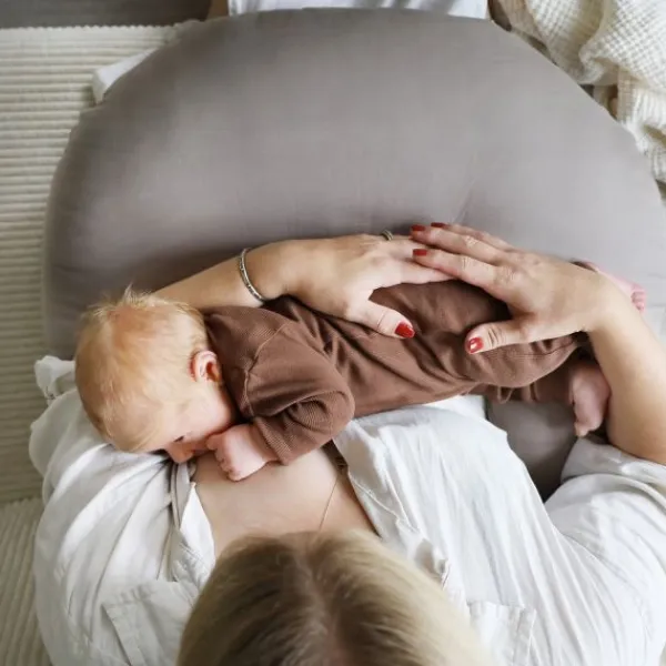 Pine Cone Nora Voedingskussen - Natura Clearance